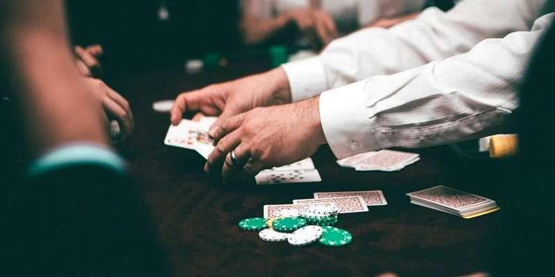 Hiểu rõ về bàn poker và tầm quan trọng của việc chọn bàn phù hợp